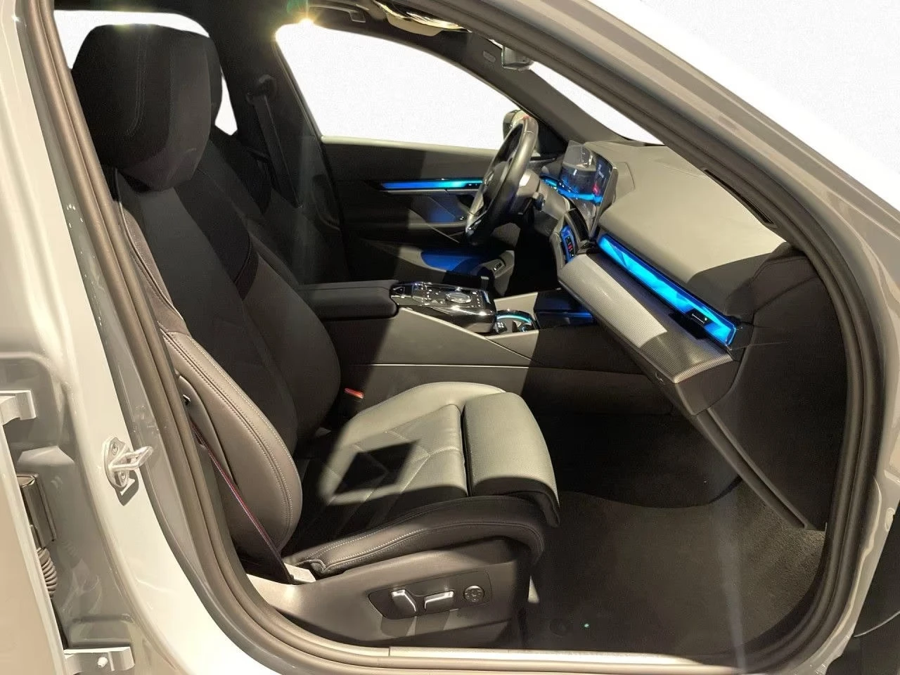 BMW i5 M60/xDrive/TOURING/ICONIC GLOW/HEAD UP/B&W/, снимка 12 - Автомобили и джипове - 53984037