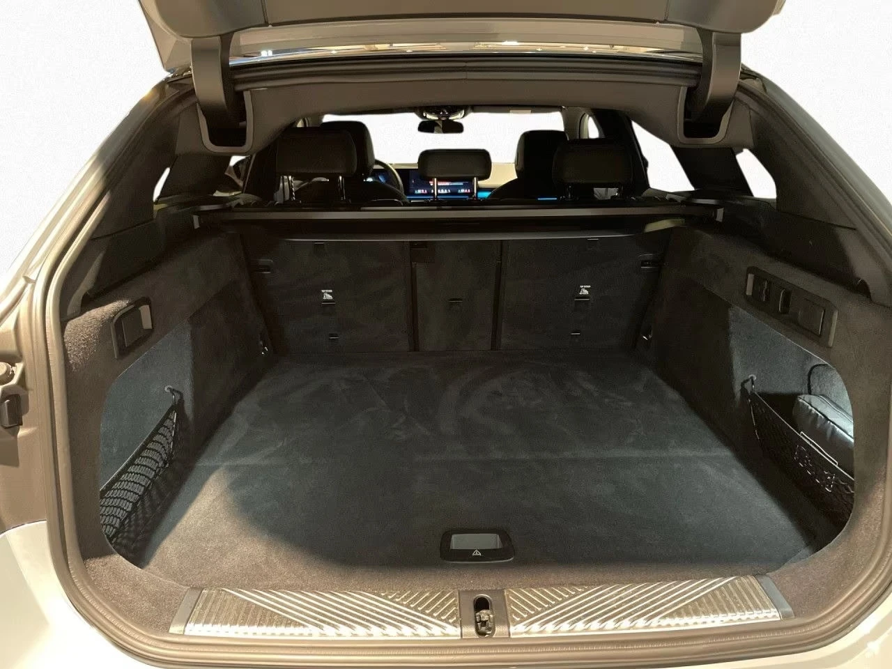 BMW i5 M60/xDrive/TOURING/ICONIC GLOW/HEAD UP/B&W/, снимка 15 - Автомобили и джипове - 53984037