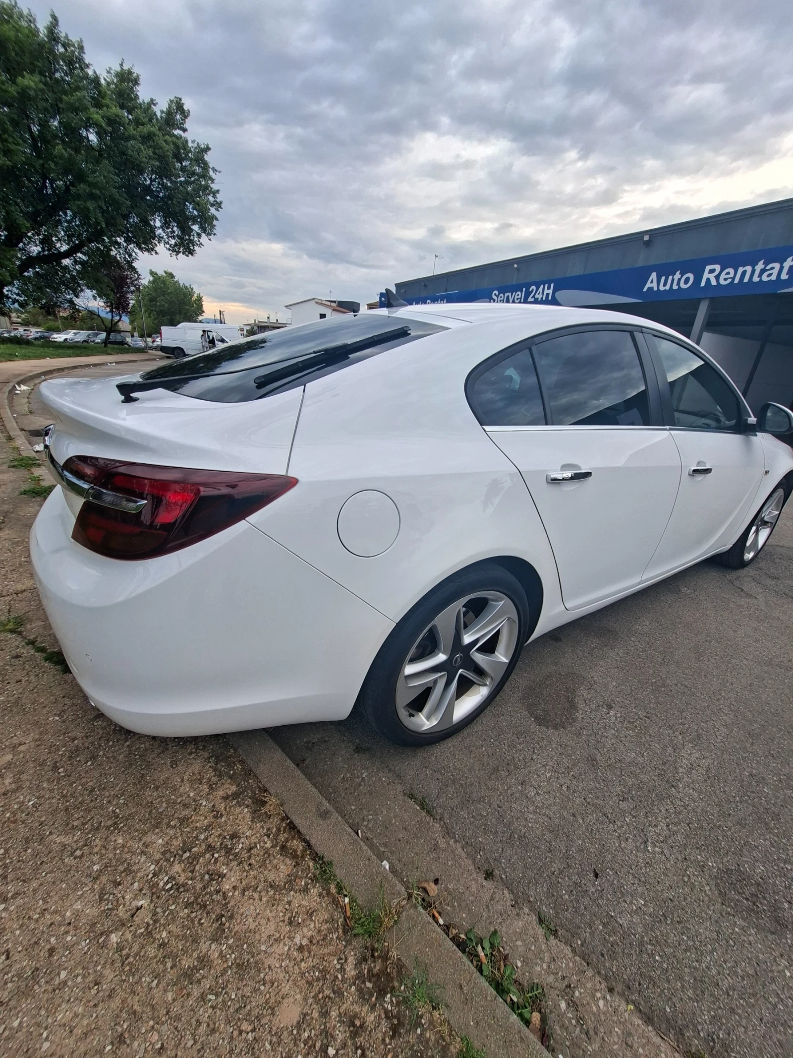 Opel Insignia, снимка 2 - Автомобили и джипове - 55319543