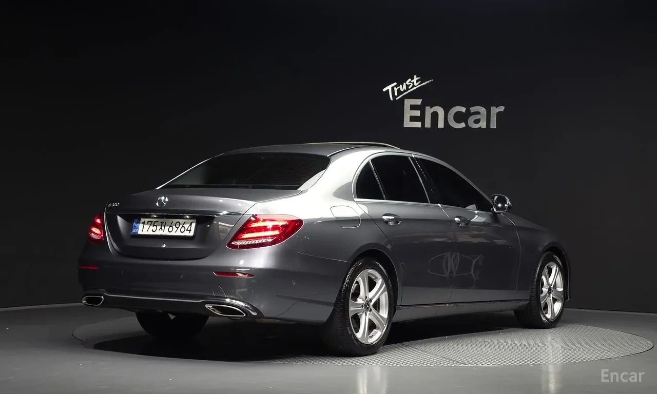 Mercedes-Benz E 200 ПОДГРЕВ* ШИБИДАХ* КАМЕРА* , снимка 2 - Автомобили и джипове - 56677197