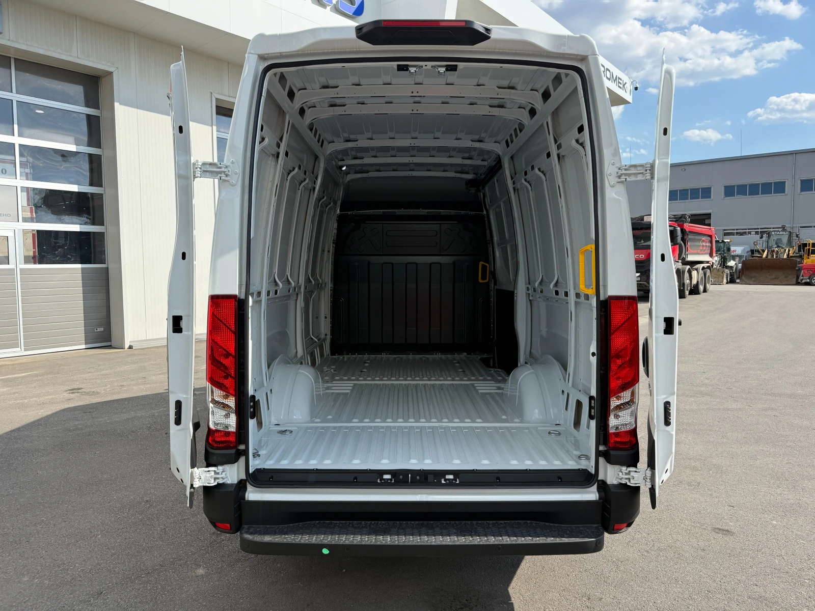 Iveco Daily 35S16V | Къса база 13.4м3 | B категория, снимка 7 - Бусове и автобуси - 49751885