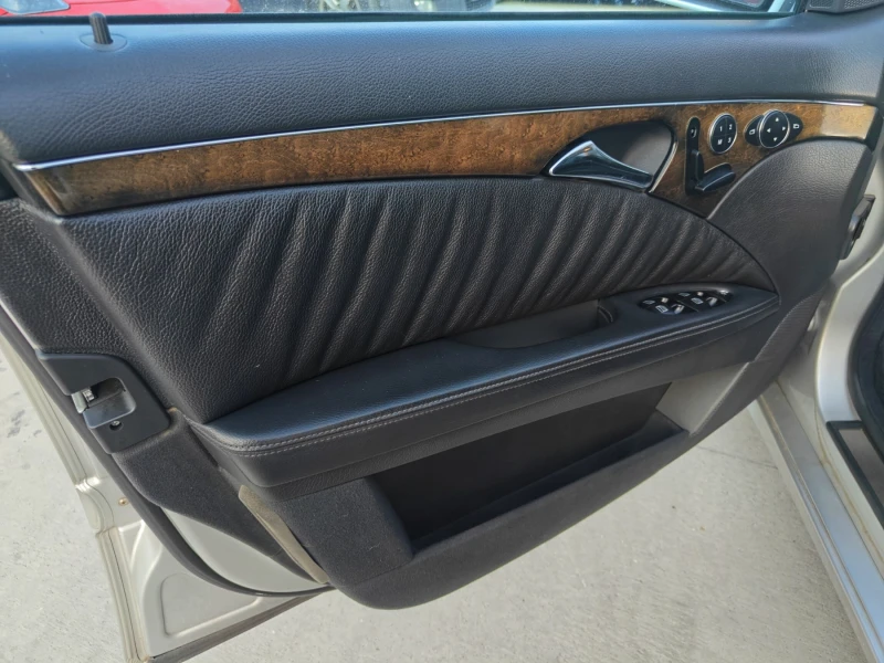 Mercedes-Benz E 320 бензин, снимка 13 - Автомобили и джипове - 51123922
