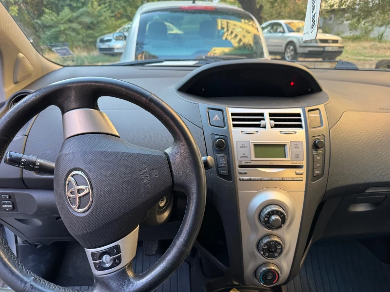 Toyota Yaris 1.3i, снимка 8 - Автомобили и джипове - 51736695