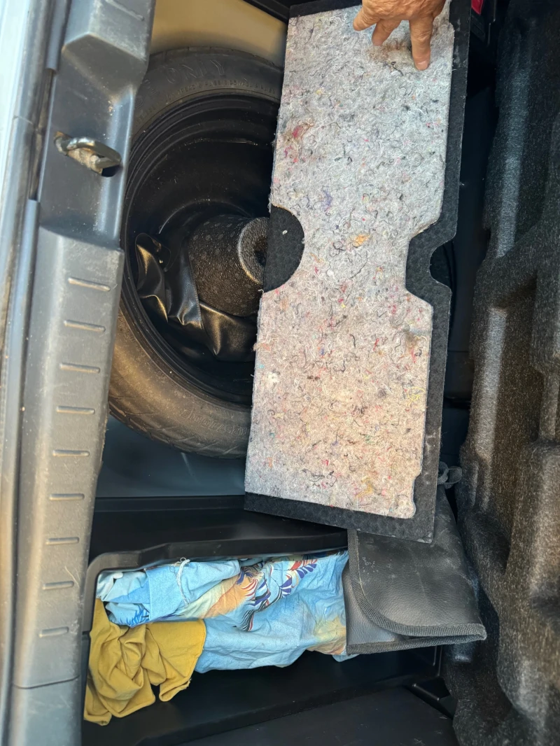 Toyota Yaris 1.3i, снимка 9 - Автомобили и джипове - 51736695