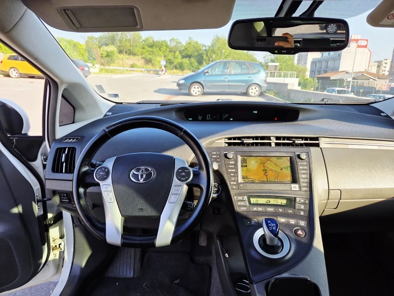 Toyota Prius 1.8 HIBRID, СОЛАР КОЖА ГАЗ* Н АВИ HUD* НОВИ ГУМИ, снимка 3 - Автомобили и джипове - 52269128