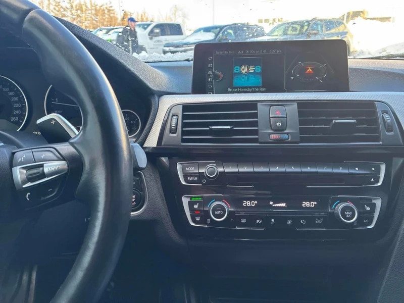 BMW 330 * 330i xDrive * CARFAX * БЕЗ ПЪРВОНАЧАЛНА ВНОСКА, снимка 9 - Автомобили и джипове - 53182411