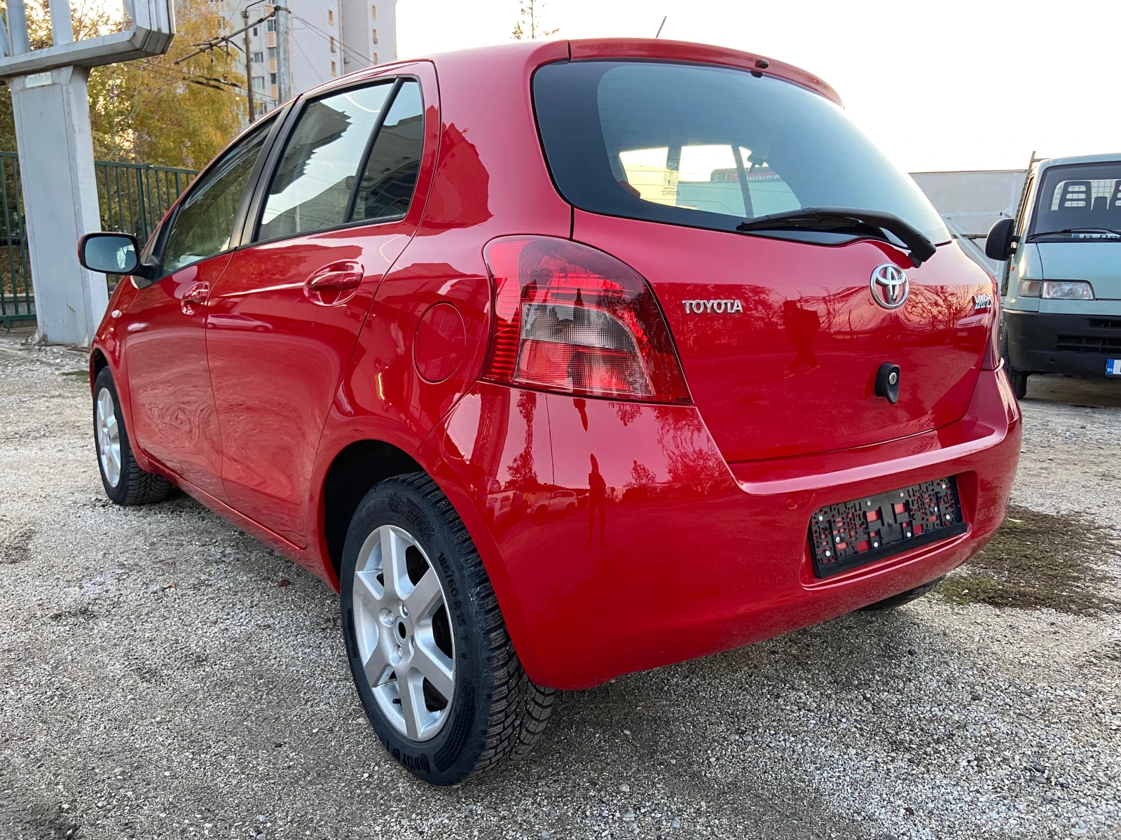 Toyota Yaris 1.3I бензин 87кс - изображение 3