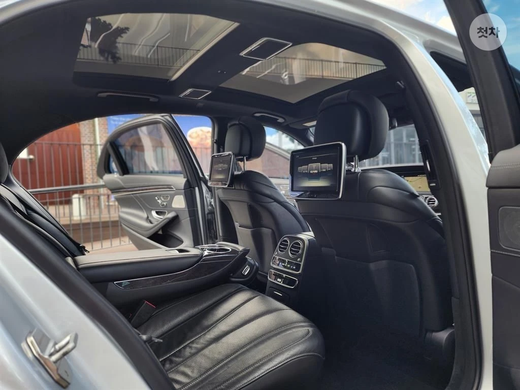 Mercedes-Benz S 350 4MATIC AMG PACK PANORAMA/360CAM/EKPAHИ, снимка 14 - Автомобили и джипове - 55433589
