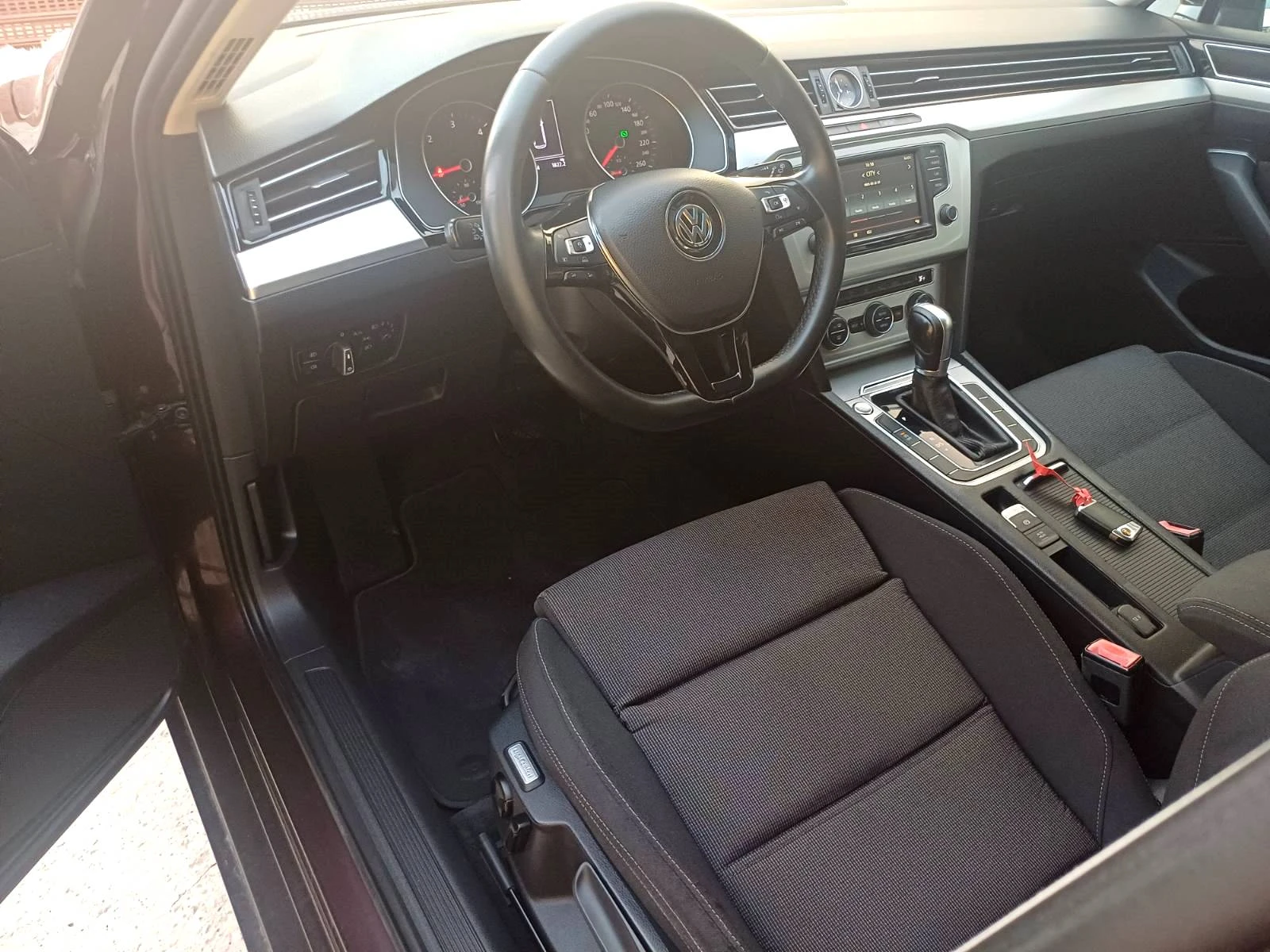 VW Passat 2.0 TDI Business Line , снимка 12 - Автомобили и джипове - 55617659