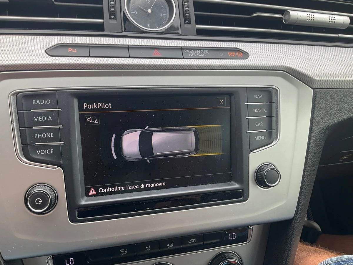 VW Passat 2.0 TDI Business Line , снимка 15 - Автомобили и джипове - 55617659