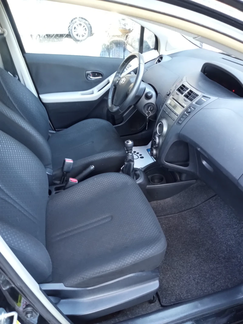 Toyota Yaris 1.3i-100ps, снимка 11 - Автомобили и джипове - 48615758