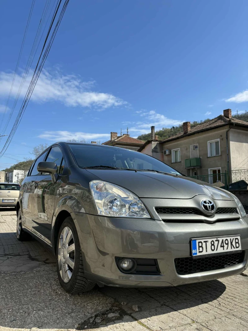 Toyota Corolla verso 2.2 D 4 D, снимка 8 - Автомобили и джипове - 52589939