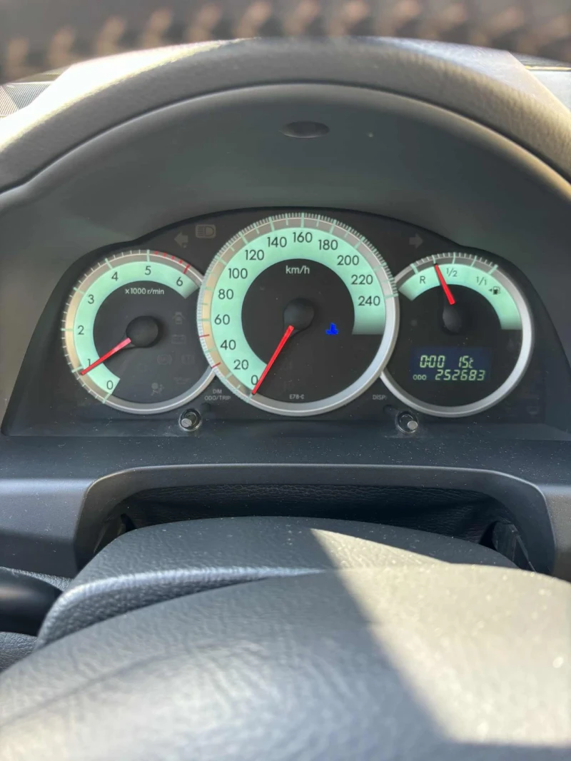 Toyota Corolla verso 2.2 D 4 D, снимка 2 - Автомобили и джипове - 52589939