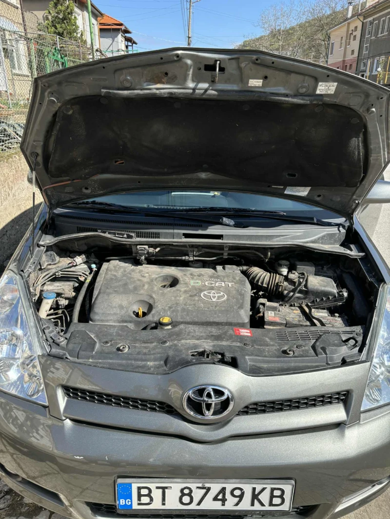 Toyota Corolla verso 2.2 D 4 D, снимка 4 - Автомобили и джипове - 52589939