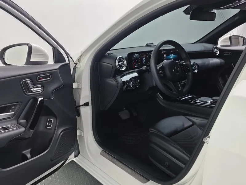 Mercedes-Benz A 220 Sedan, снимка 10 - Автомобили и джипове - 55914573