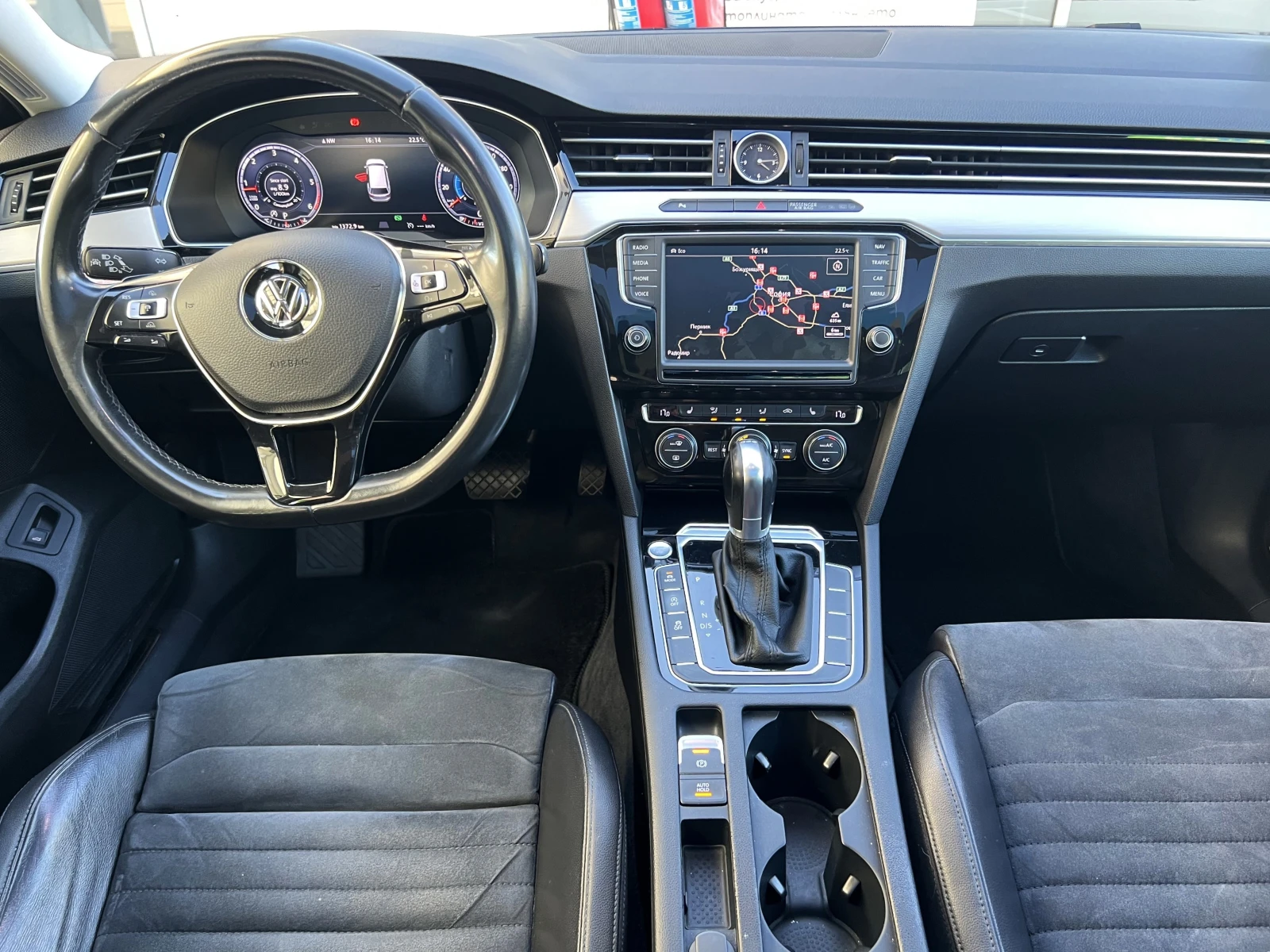 VW Passat 2.0TDI/Highline/VIRTUAL COCKPIT/CAM/PANO/LANE ASSI | Mobile.bg   14