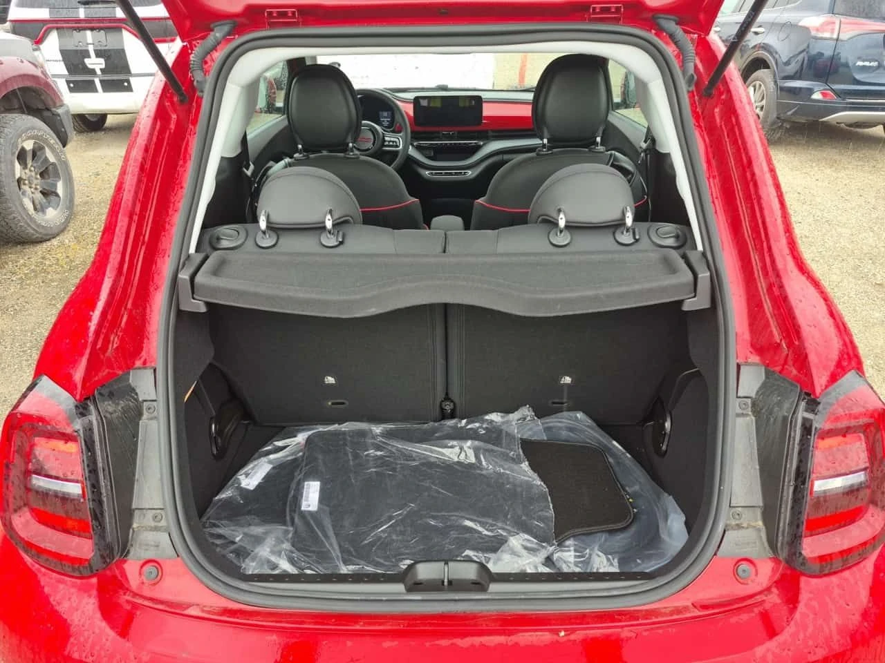Fiat 500e * (RED) EDITION * АВТОКРЕДИТ БЕЗ ПЪРВОНАЧАЛНА* , снимка 14 - Автомобили и джипове - 54721900