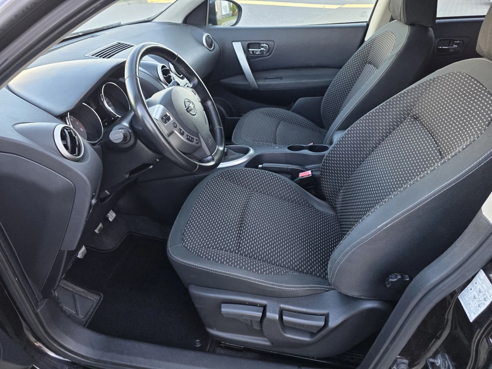 Nissan Qashqai 2.0i SWISS EDITION , снимка 7 - Автомобили и джипове - 53716409