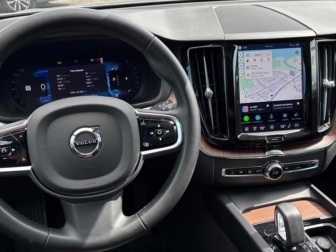 Volvo XC60 * Plus Dark Theme * CARFAX * БЕЗ ПЪРВОНАЧАЛНА ВНОС, снимка 9 - Автомобили и джипове - 56320707