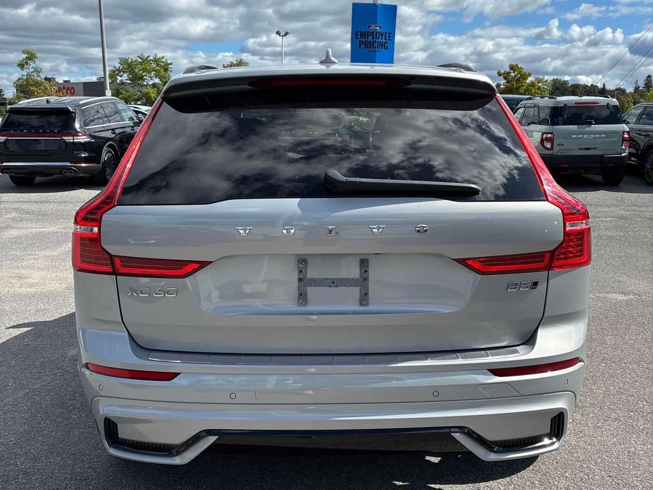 Volvo XC60 * Plus Dark Theme * CARFAX * БЕЗ ПЪРВОНАЧАЛНА ВНОС, снимка 4 - Автомобили и джипове - 56320707