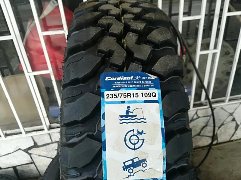 Гуми Летни 235/75R15, снимка 1 - Гуми и джанти - 22053886