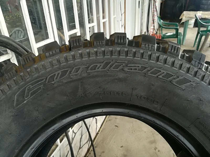 Гуми Летни 235/75R15, снимка 2 - Гуми и джанти - 22053886