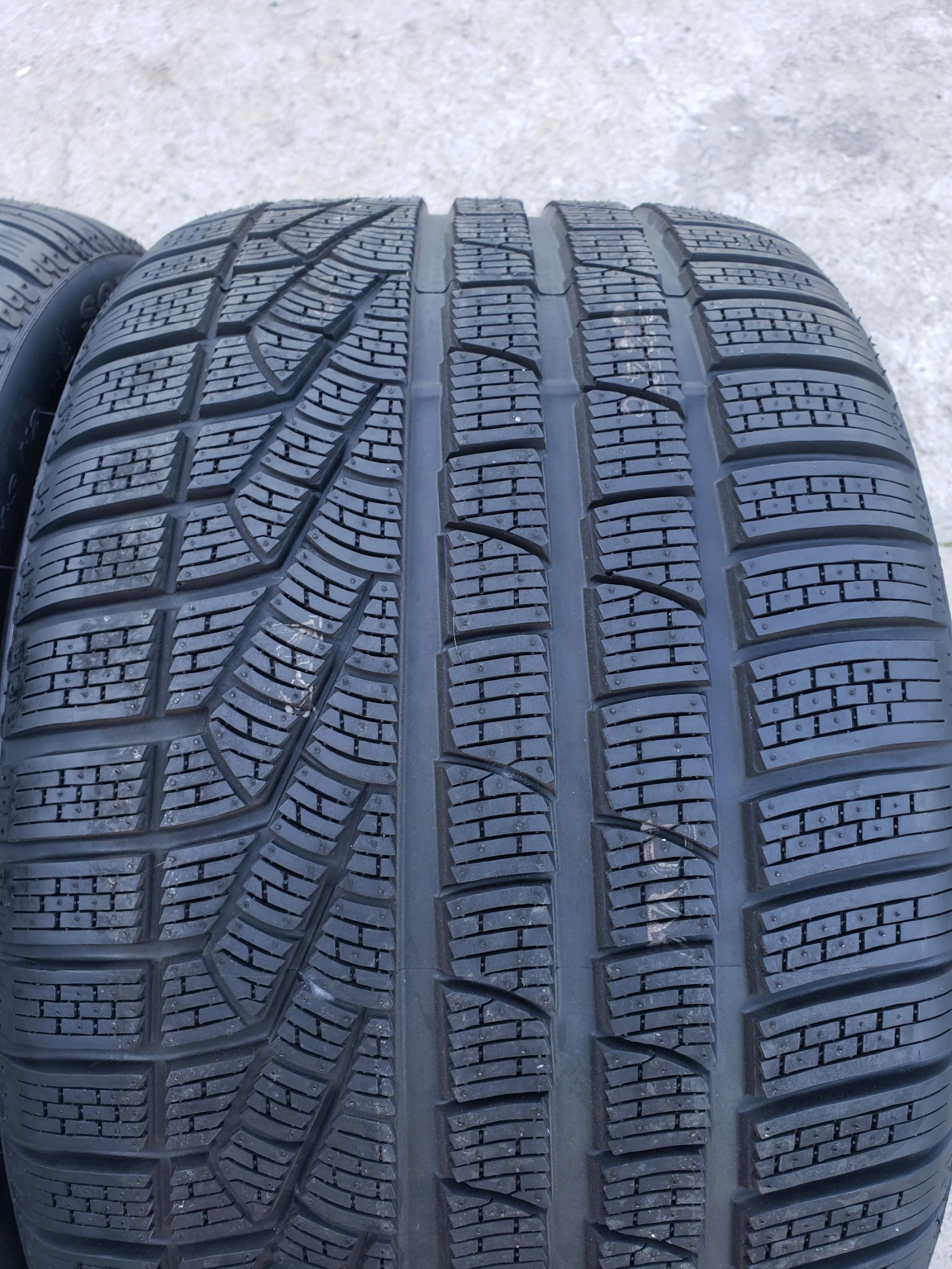 Гуми Зимни 295/35R18