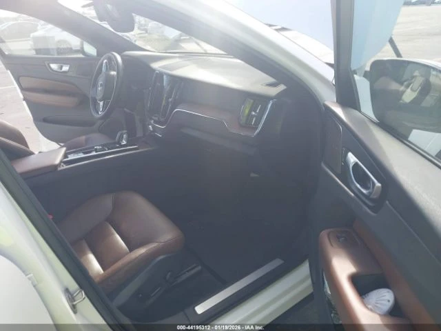 Volvo XC60 B5 PLUS DARK THEME , снимка 11 - Автомобили и джипове - 53452587