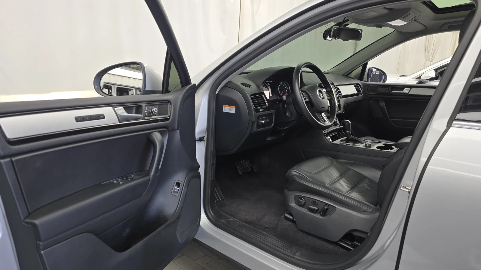 VW Touareg 3.0 TDI* ЕЛ. БАГАЖНИК* 360* ЛЮК* КРАЙНА ЦЕНА, снимка 10 - Автомобили и джипове - 55983951