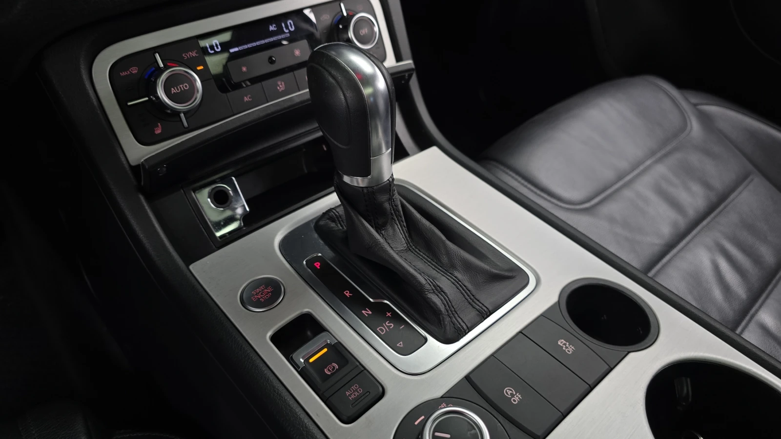 VW Touareg 3.0 TDI* ЕЛ. БАГАЖНИК* 360* ЛЮК* КРАЙНА ЦЕНА, снимка 9 - Автомобили и джипове - 55983951