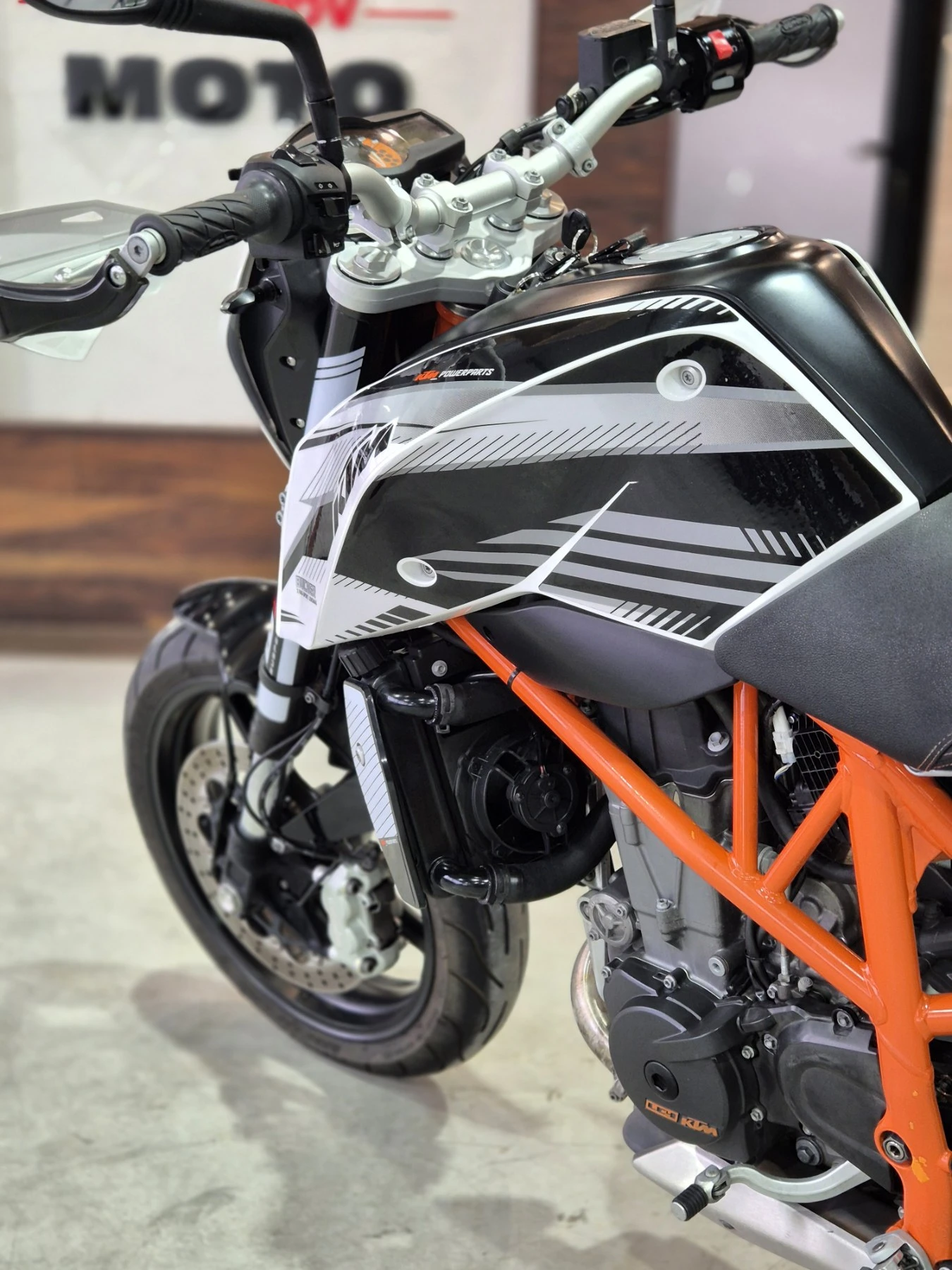 Ktm Duke 690 ABS AKRAPOVIC 29000км! Нов внос от ШВЕЙЦАРИЯ!, снимка 9 - Мотоциклети и мототехника - 54371328