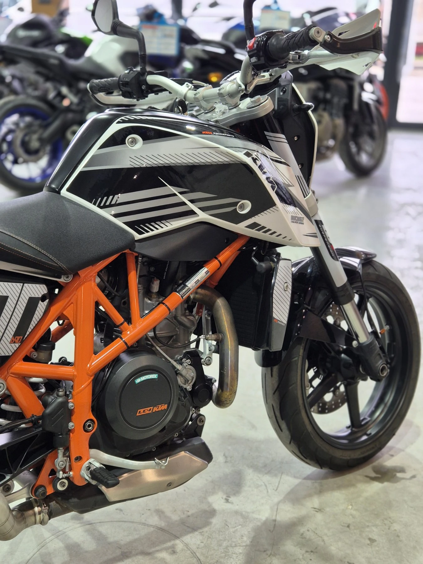 Ktm Duke 690 ABS AKRAPOVIC 29000км! Нов внос от ШВЕЙЦАРИЯ!, снимка 10 - Мотоциклети и мототехника - 54371328