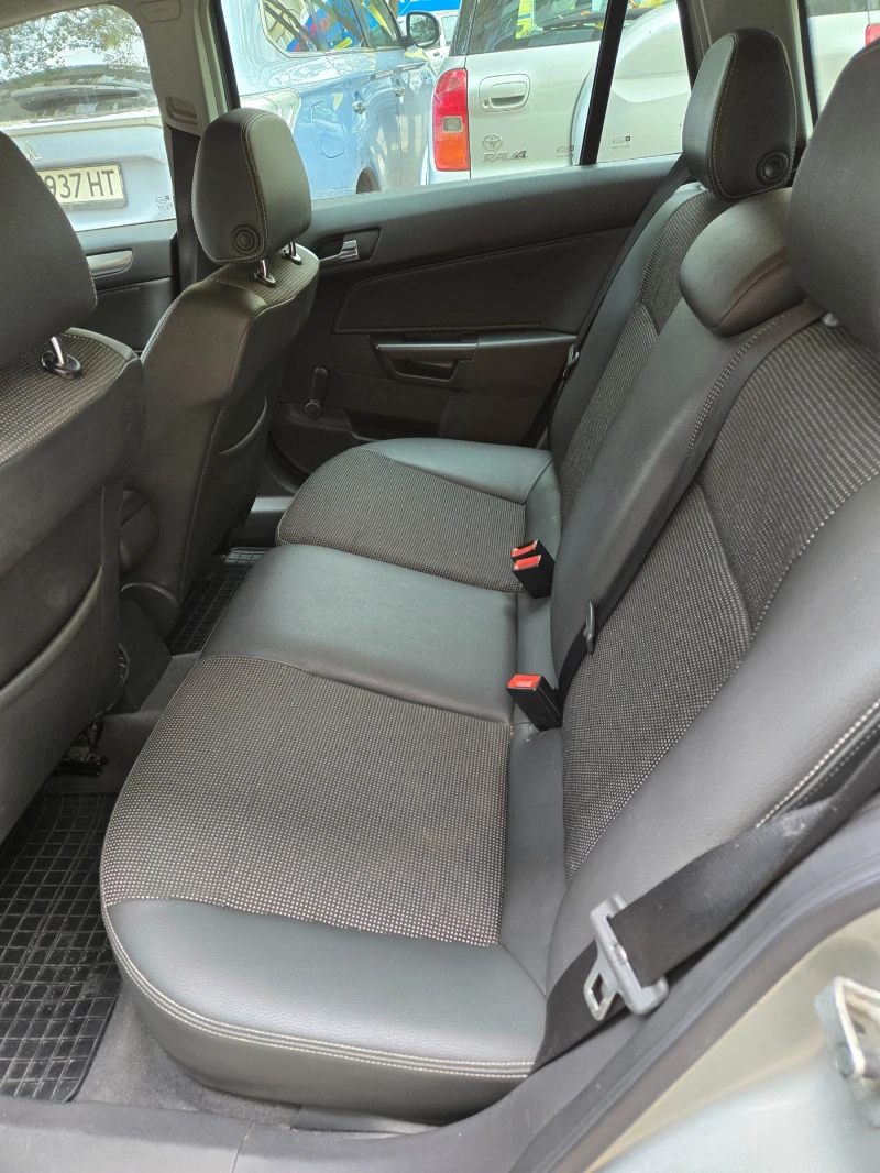 Opel Astra Топ състояние,  автомат, снимка 9 - Автомобили и джипове - 52131796
