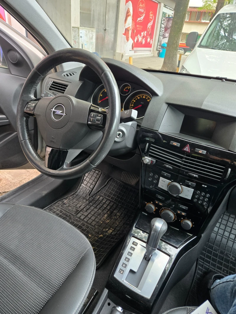 Opel Astra Топ състояние,  автомат, снимка 14 - Автомобили и джипове - 52131796