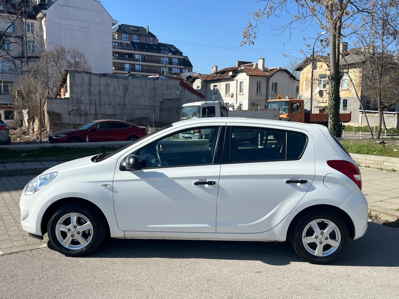 Hyundai I20 1.2 бензин КАТО НОВ!, снимка 3 - Автомобили и джипове - 53827087