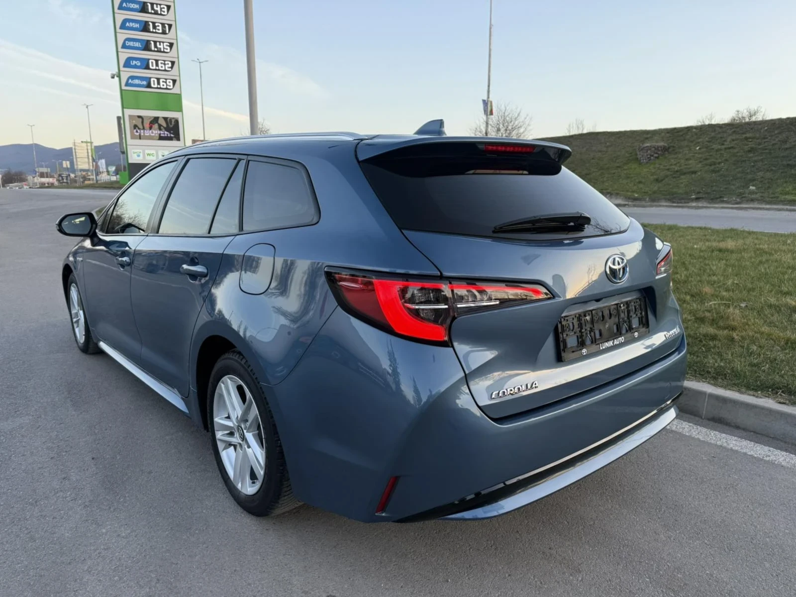 Toyota Corolla HYBRID , снимка 4 - Автомобили и джипове - 53831544