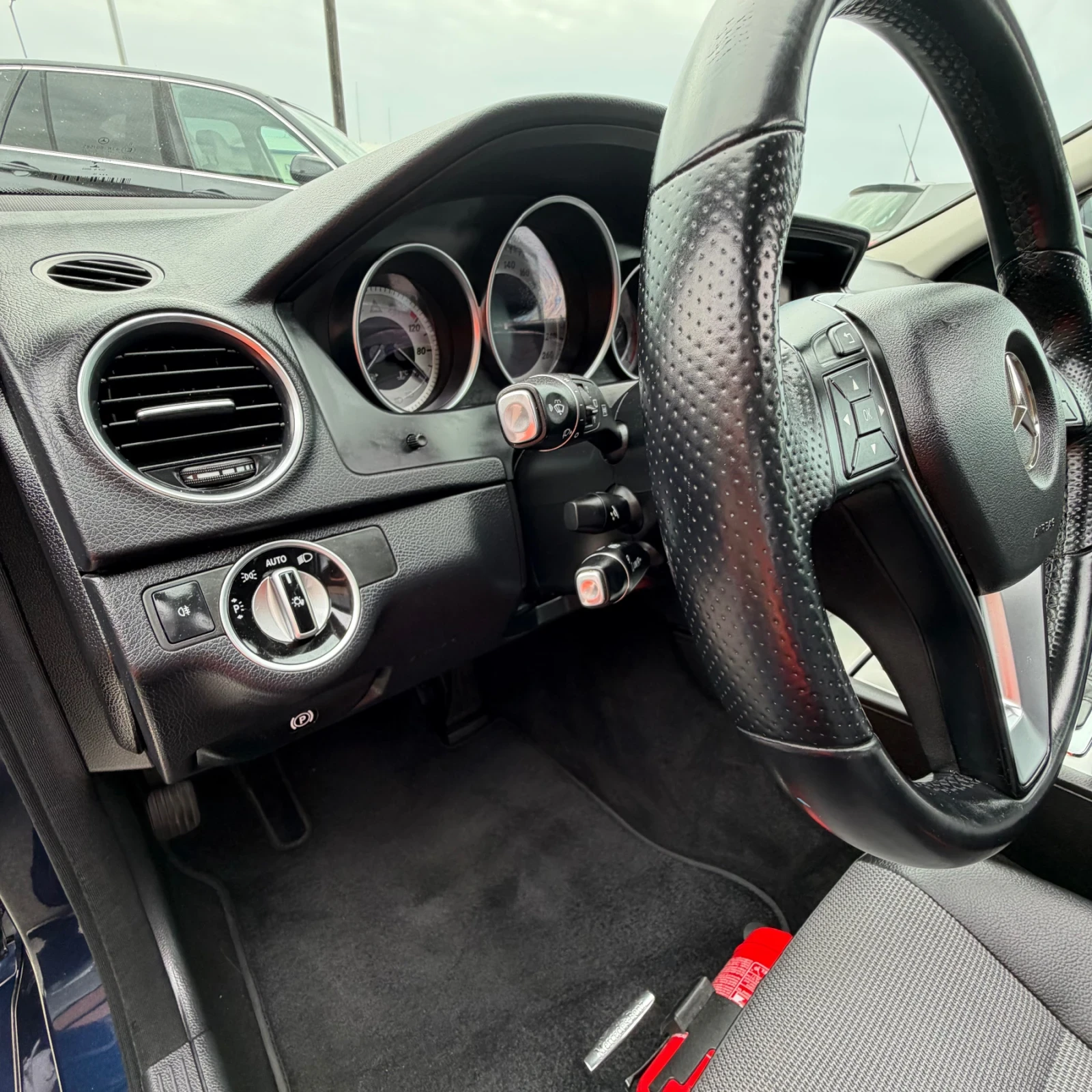 Mercedes-Benz C 220 ПАНОРАМА; ЕЛ.БАГАЖНИК; КАМЕРА; ЕЛ.ТЕГЛИЧ; ТЕМПОМАТ, снимка 9 - Автомобили и джипове - 54224156