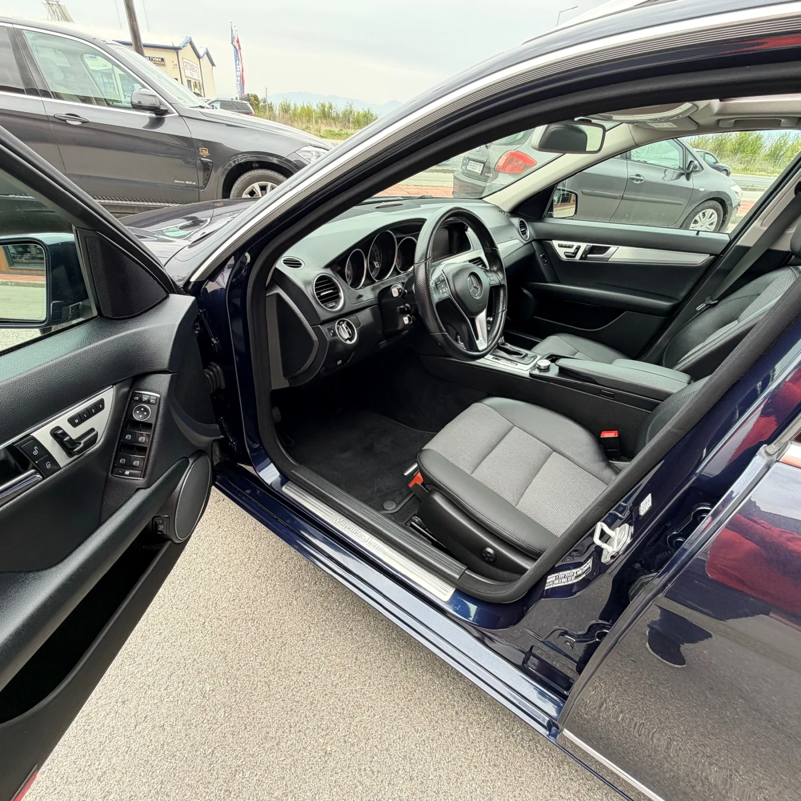 Mercedes-Benz C 220 ПАНОРАМА; ЕЛ.БАГАЖНИК; КАМЕРА; ЕЛ.ТЕГЛИЧ; ТЕМПОМАТ, снимка 5 - Автомобили и джипове - 54224156