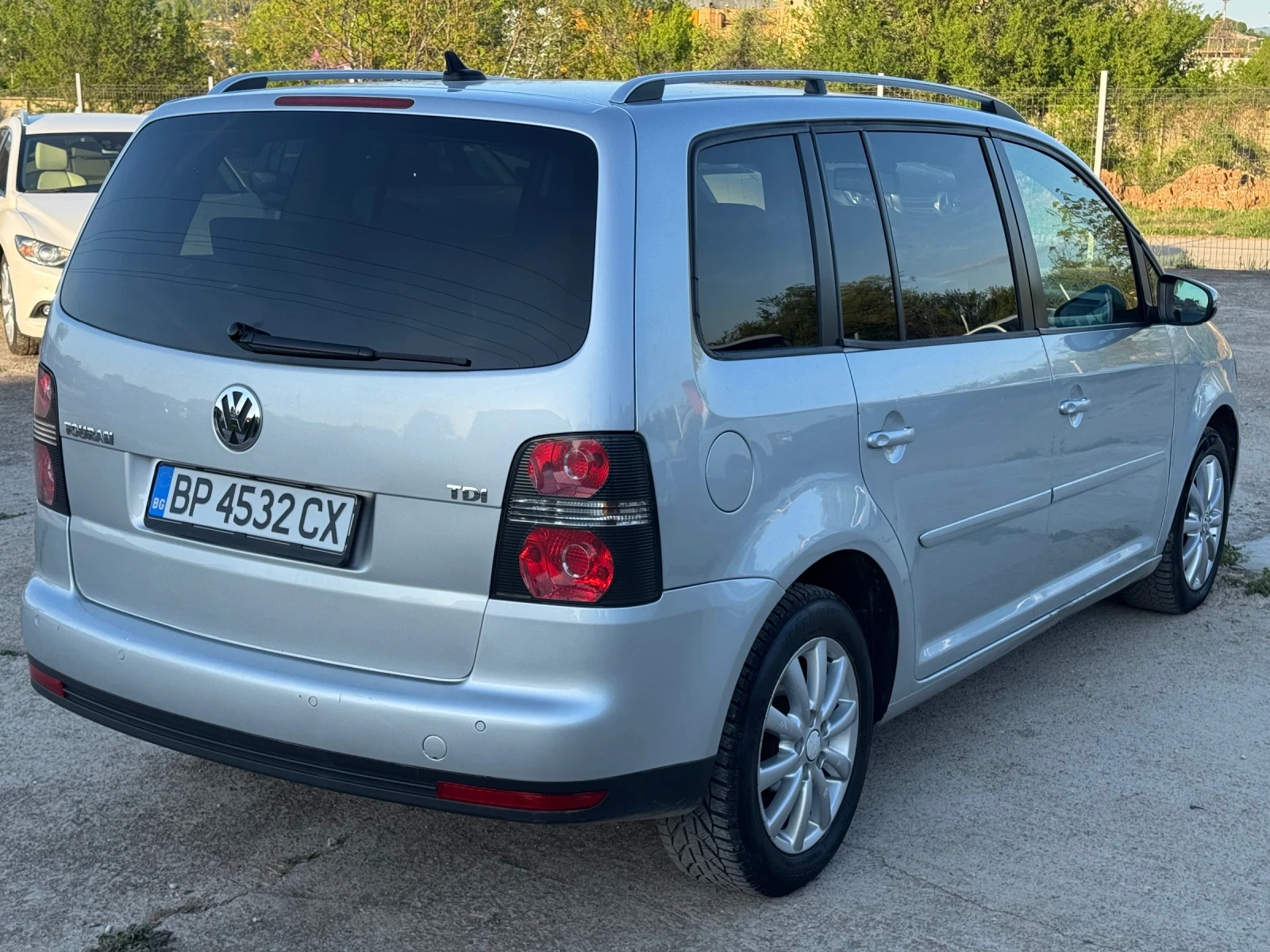 VW Touran 7 местен, снимка 3 - Автомобили и джипове - 54346340