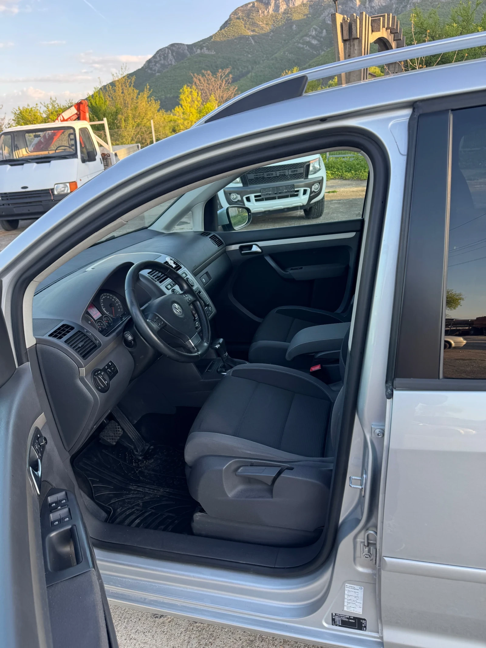 VW Touran 7 местен, снимка 8 - Автомобили и джипове - 54346340