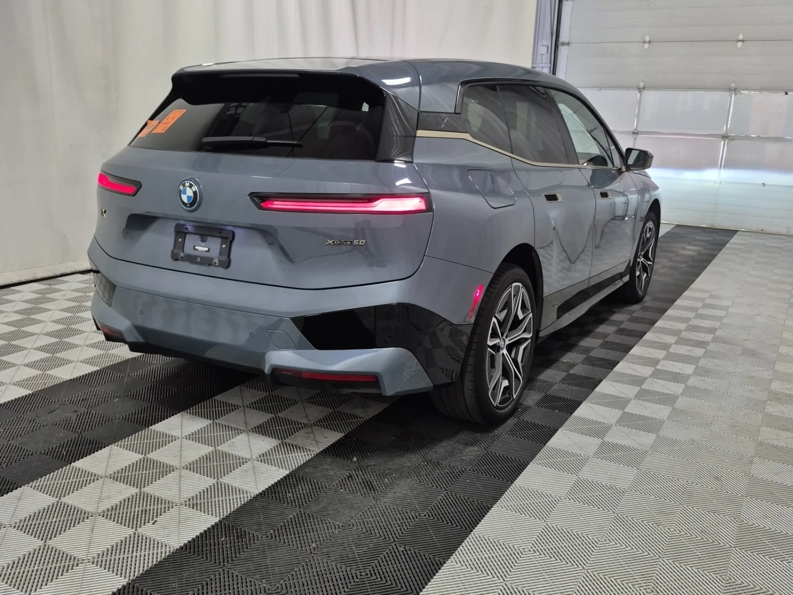 BMW iX  XDRIVE50 / 360 / DIS / HUD / CARFAX / АВТОКРЕДИТ, снимка 3 - Автомобили и джипове - 55914572