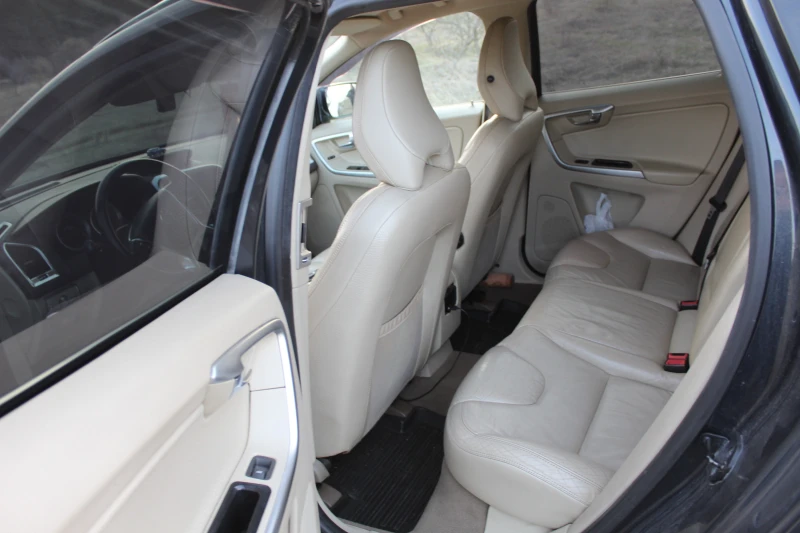 Volvo XC60 2.4, снимка 9 - Автомобили и джипове - 52474458