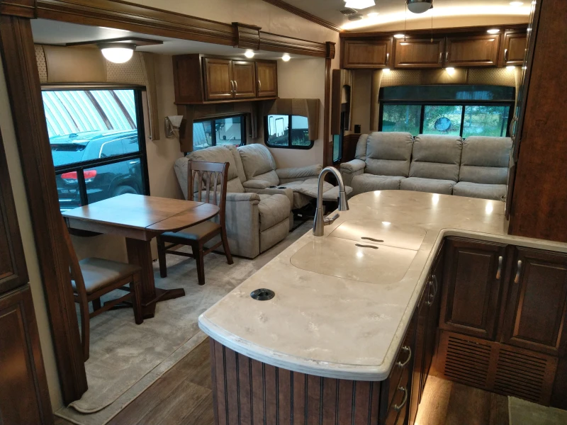 Каравана Други Forest River Cardinal 3450, снимка 7 - Каравани и кемпери - 52539624