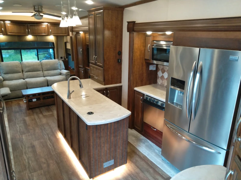 Каравана Други Forest River Cardinal 3450, снимка 6 - Каравани и кемпери - 52539624