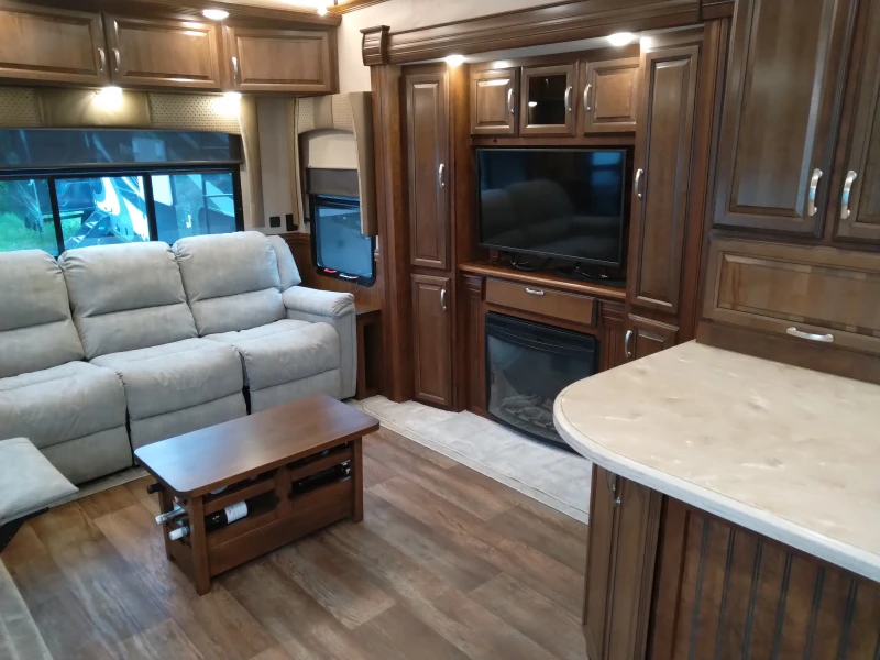 Каравана Други Forest River Cardinal 3450, снимка 8 - Каравани и кемпери - 52539624