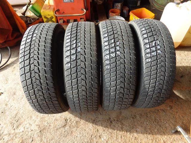 Гуми Зимни 215/65R16, снимка 2 - Гуми и джанти - 19857068