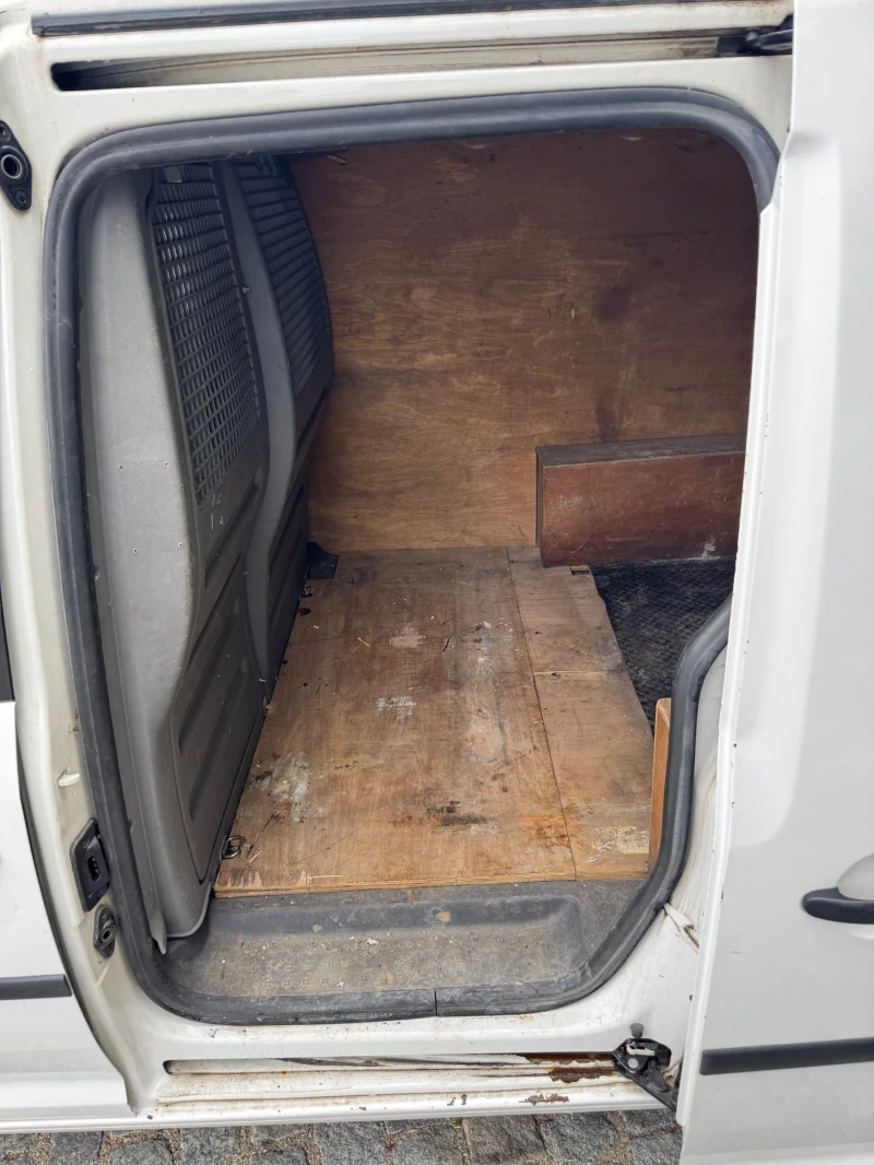 VW Caddy 1.6TDI, снимка 9 - Автомобили и джипове - 53195574