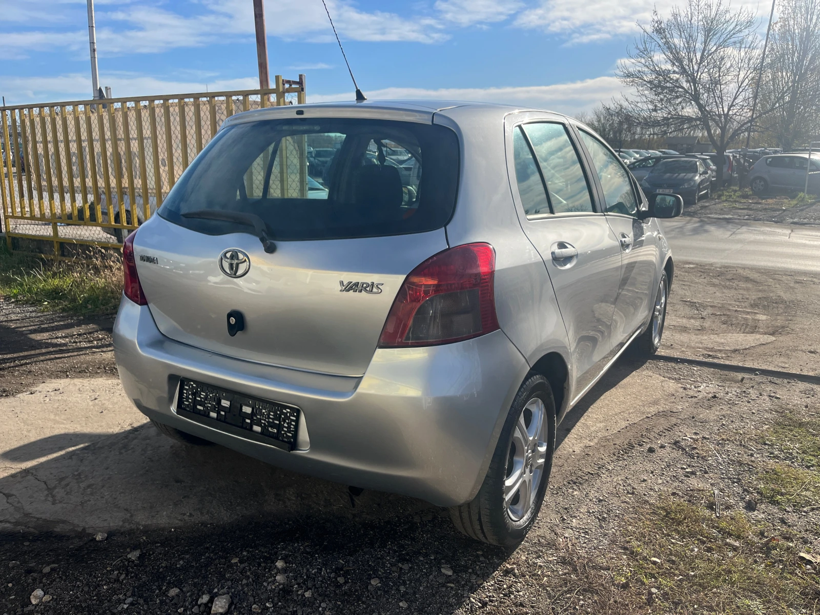 Toyota Yaris 1.0 БЕНЗИН - изображение 4