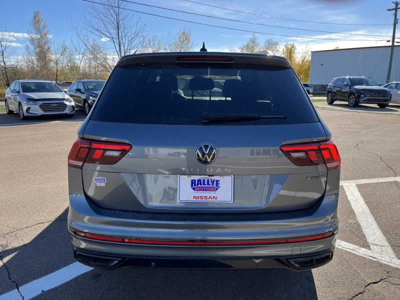 VW Tiguan Comfortline R-Line Black Edition!, снимка 3 - Автомобили и джипове - 52612884