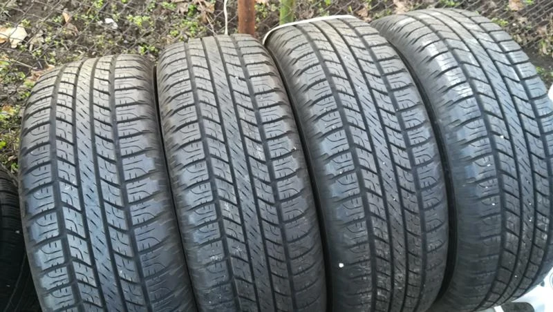 Гуми Всесезонни 235/65R17, снимка 1 - Гуми и джанти - 26835754